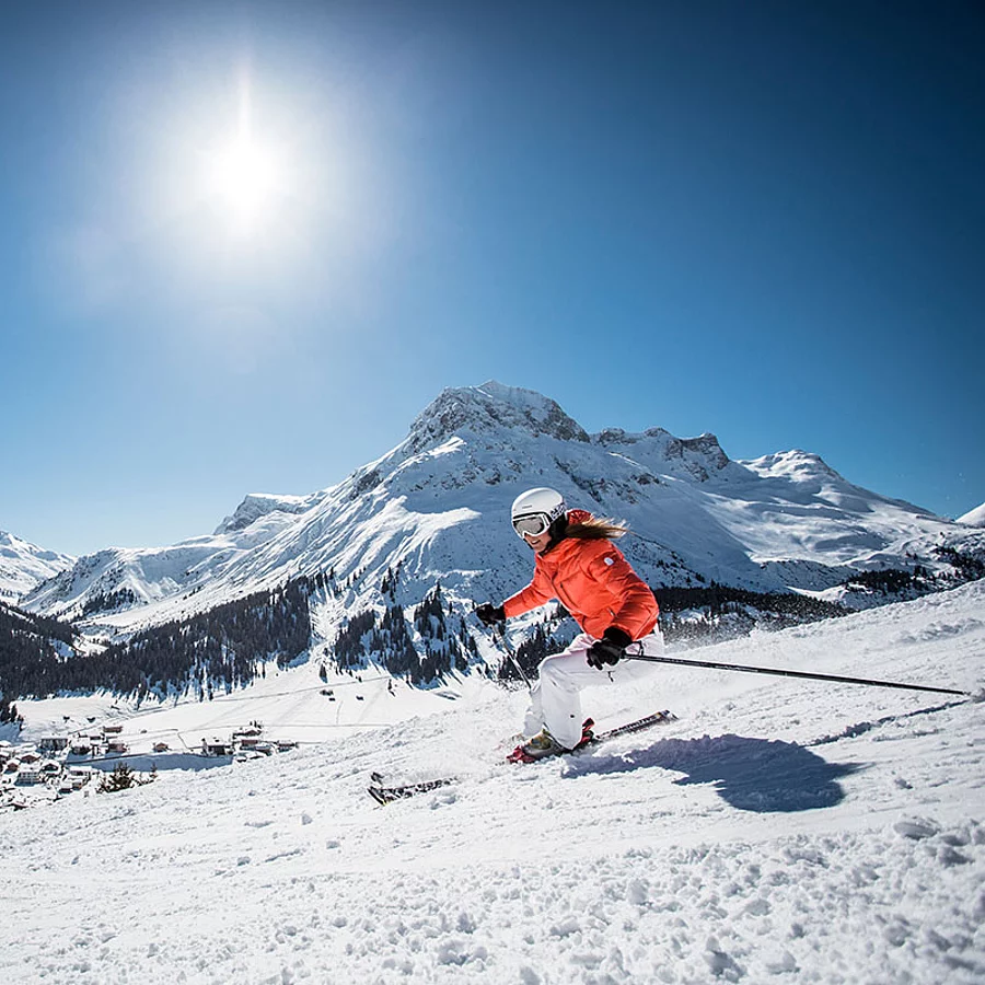 Skifahrer auf der Piste RIchtung Dorf
