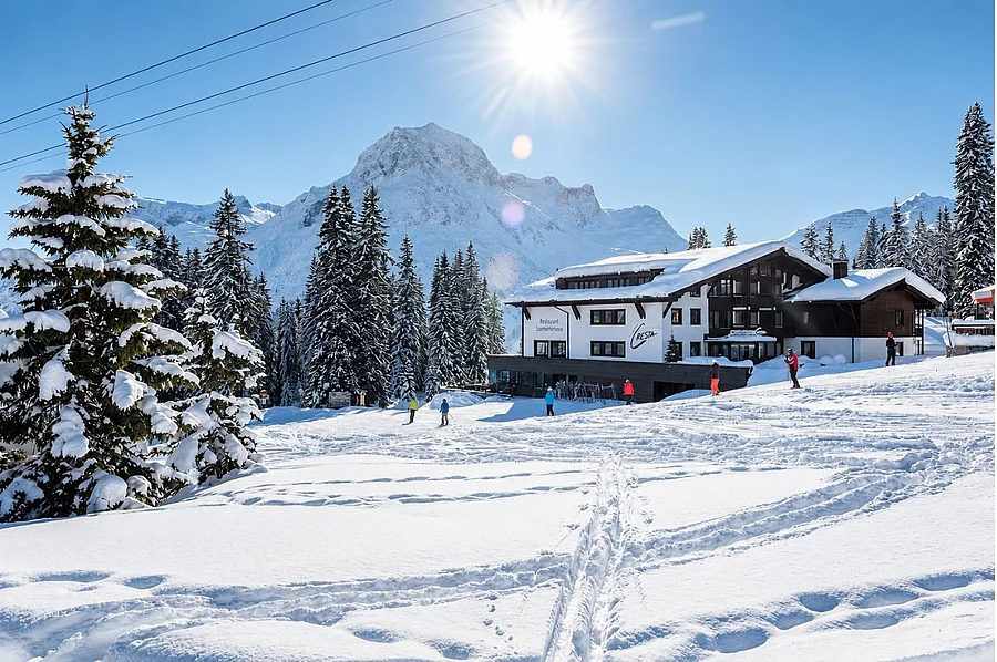 Cresta Seitenansicht mit Schnee und Skifahrern die zurück kommen