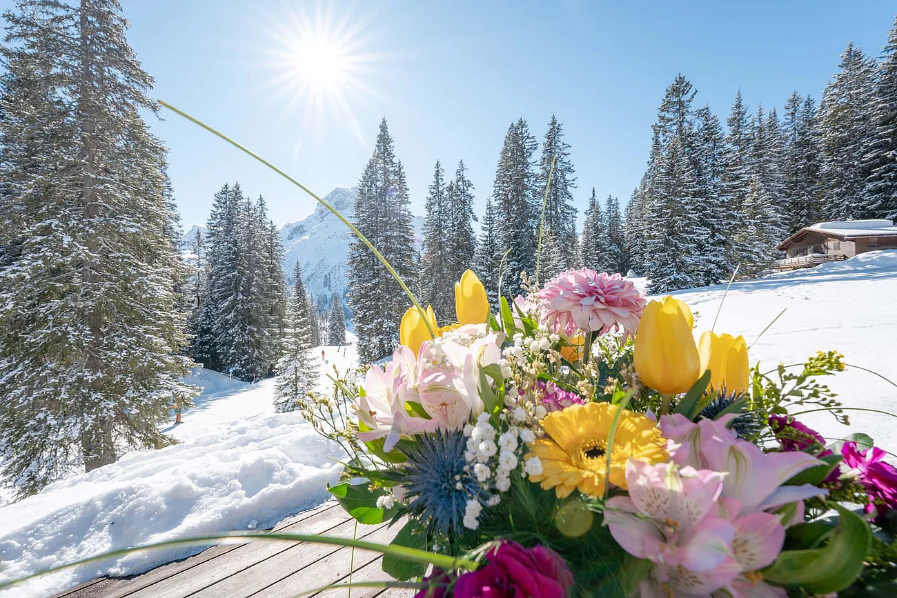 Osterstrauß auf dem Tisch auf der Winter-Sonnen Terrasse